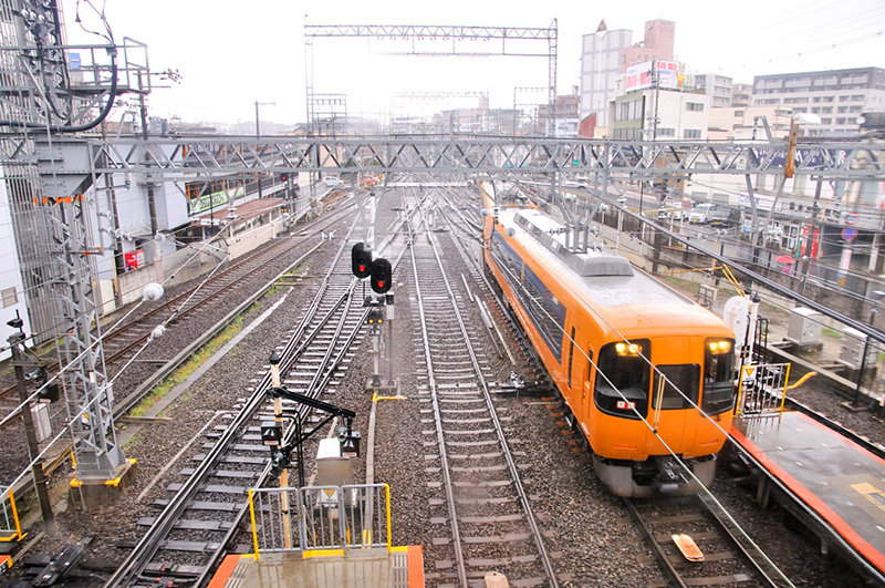 京都線下りから2番線に進入する22000系ACE2連の回送。