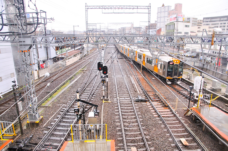 奈良線下りから1番線に進入する阪神1000系1201など6連の快速急行 奈良行。