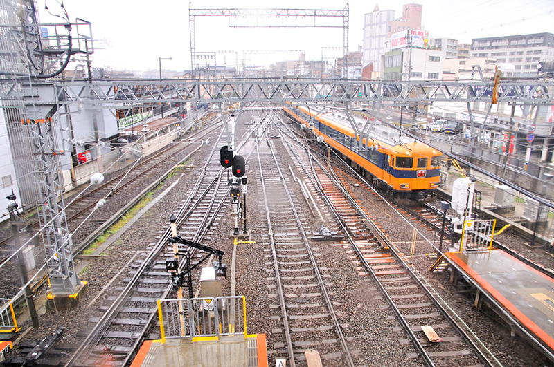 京都線下りから1番線に進入する12410系サニーカー4連の特急 奈良行。