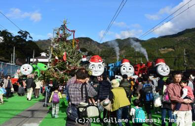 2015年クリスマス時の千頭駅でのトーマスフェアの模様。今年の開催時間は10時～16時。入場料金は、千頭駅まで大井川鐵道利用の場合1名500円(小学生以上)、千頭駅までマイカー利用の場合1名650円(小学生以上)。