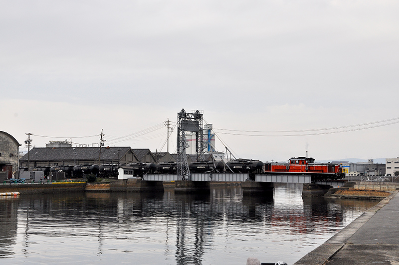 末広橋梁を渡るセメント列車を、この日は国鉄色の『DD51 899』が牽引してきた。なお、この写真は一昨年の春に撮影。