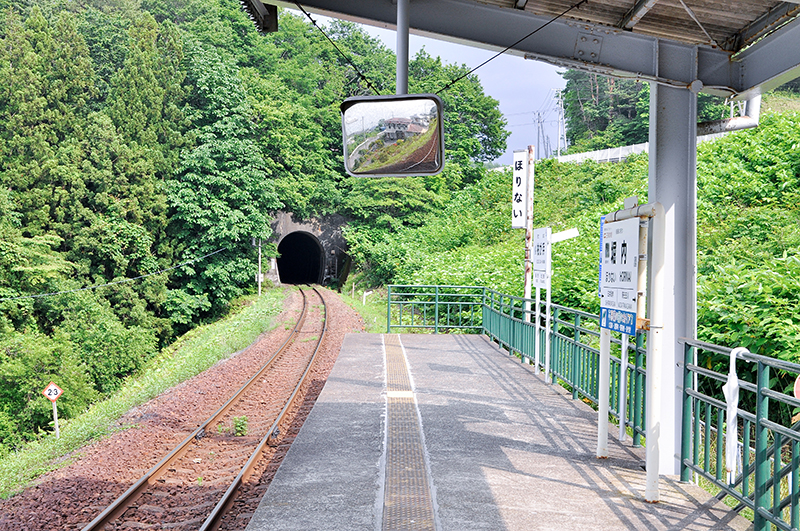 駅のプラットホームから南側の宮古駅方を眺めると、トンネルが口を開けている。
