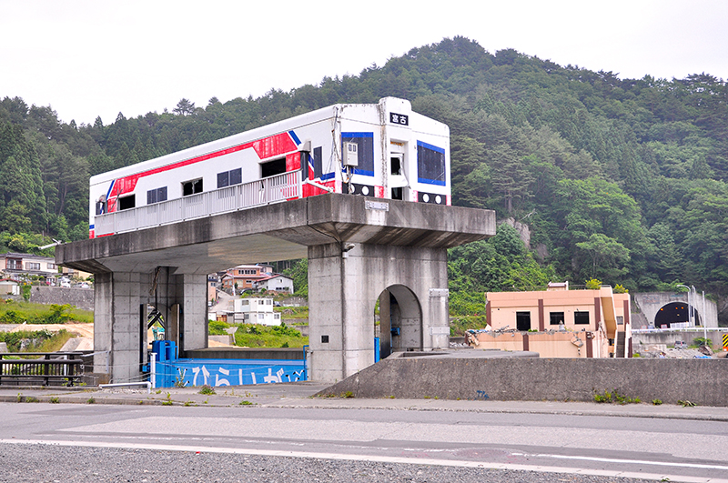 天野アキの親友、足立ユイが住んでいる家の最寄り駅の「畑野駅」に設定されているのは田野畑駅になる。この駅の南東350mほどのところには、三陸鉄道36-100形気動車を模した、シャレた水門の制御棟が建っている。