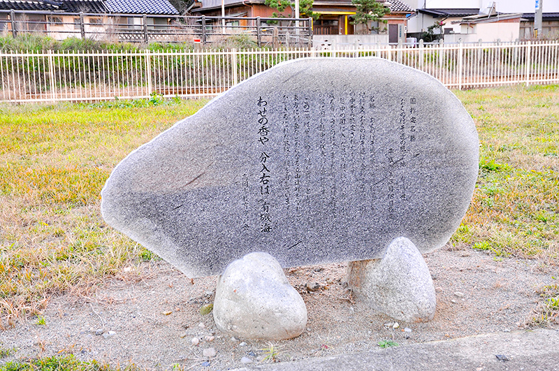 雨晴駅裏の海岸にある松尾芭蕉の石碑。左の句に「有磯海」の文字が窺える。ちなみに「わせ」は「早稲」のこと。なおこの石碑は、近くに2018年春にオープン予定で工事施工中の道の駅 雨晴(仮称)が完成すると、そちらへ移設されるそうだ。
