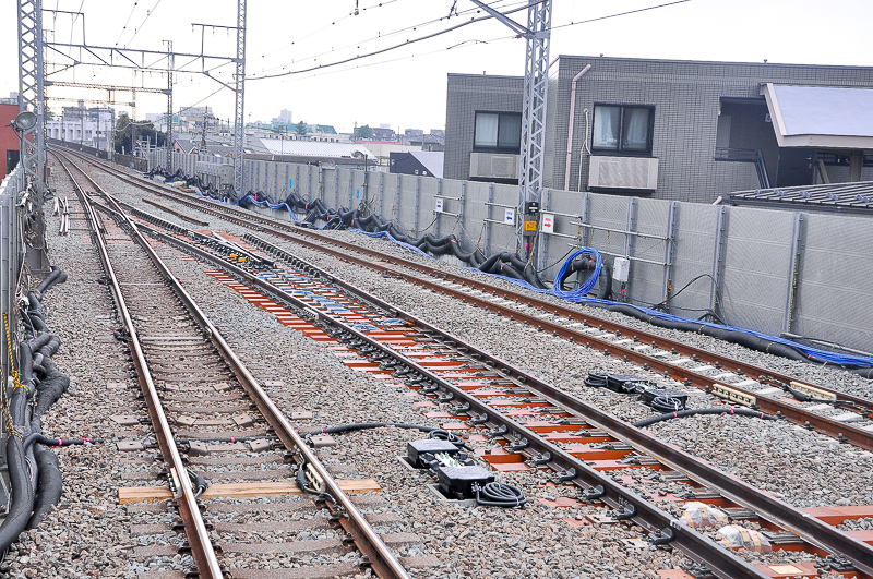 下り線プラットホーム横浜寄りからの横浜方の分岐器部分の眺め。分岐の直線側にもガードレールが取り付けられているのに注目。