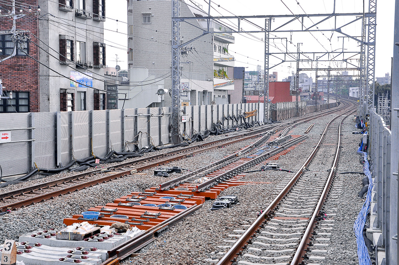 上り線 プラットホーム横浜寄りからの横浜方の分岐器部分の眺め。中線が上り本線になるのが想像できる。