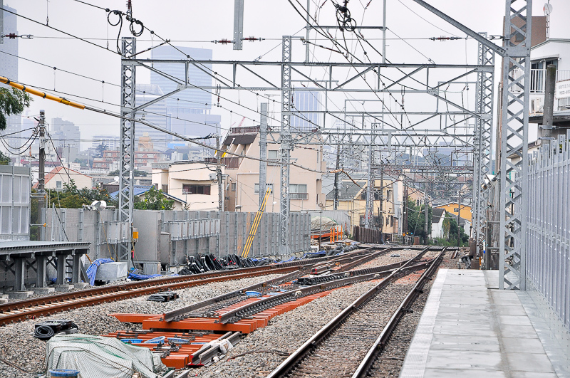 下り線プラットホーム渋谷寄りからの渋谷方の眺め。こちら側は、ノーズ可動式分岐器の可動シーンは、やや見づらいかなと思う。