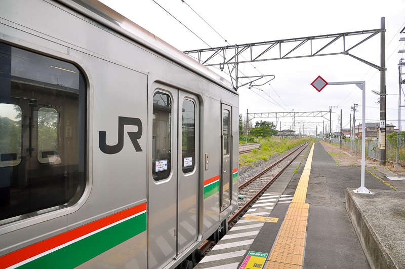 2015年6月19日の浜吉田駅プラットホームからの駒ヶ嶺方(南側)の光景。ここから先は赤錆たレールが続いていた。