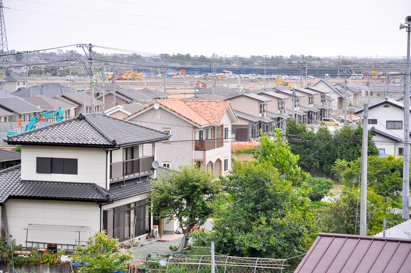 2015年6月19日に、国道6号から遠望した建設中の山下駅。駅周辺には復興住宅がすでに建ち並んでいた。