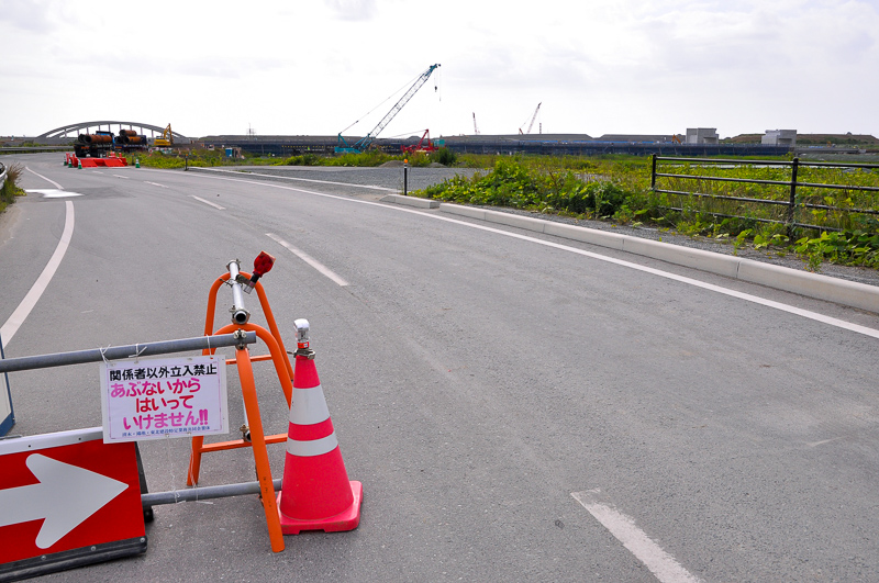 2015年6月19日に新地町役場付近から撮影した建設中の新地駅あたり。左側が岩沼方で、右側が駒ヶ嶺方になる。左の下路式アーチローゼ橋と右の謎の橋台の間に新地駅が造られた。ちなみにその謎の橋台が上写真左端の土塁の橋の橋台だったことが、この日の乗車で判明した。