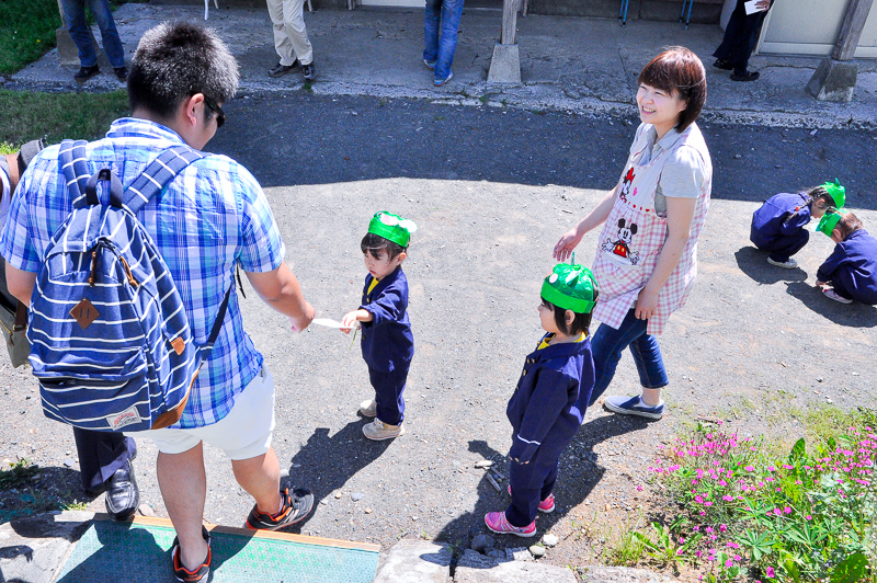 新十津川駅に到着すると、最近すっかり有名になった、近所の保育園児たちが塗り絵を持って待っていてくれた。