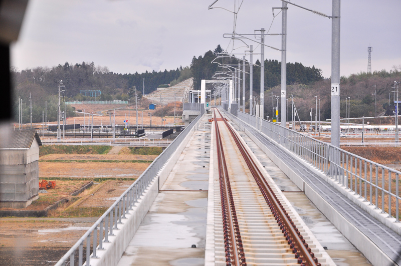 坂元駅へ岩沼方から進入。駅手前に下路式アーチローゼ橋が見える。