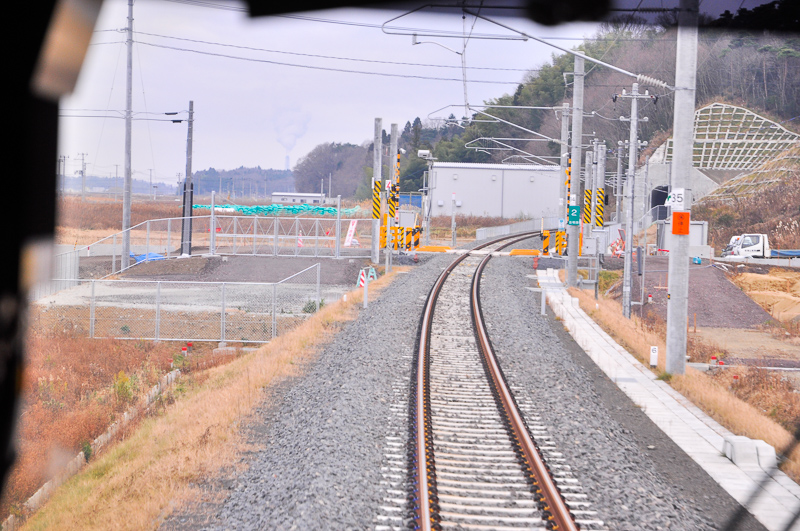 山下駅から駒ヶ嶺方に約3km程の地点にあるトンネルの北側岩沼方の坑門。ちなみにここのトンネルは2つ連らなっている。