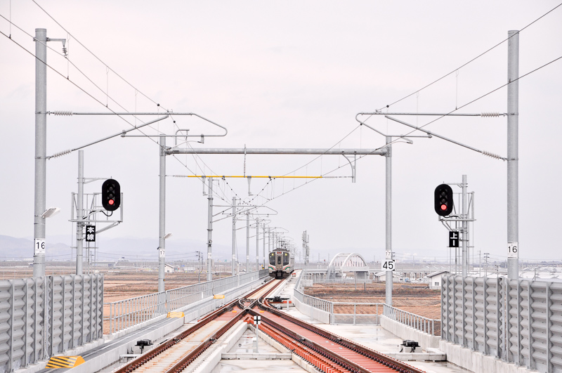 山下駅のプラットホーム浜吉田寄りからの北方の眺め。写真中央やや右下に上々写真の下路式アーチローゼ橋が見える。ちなみに、タイトル写真も同地点からの撮影になる。