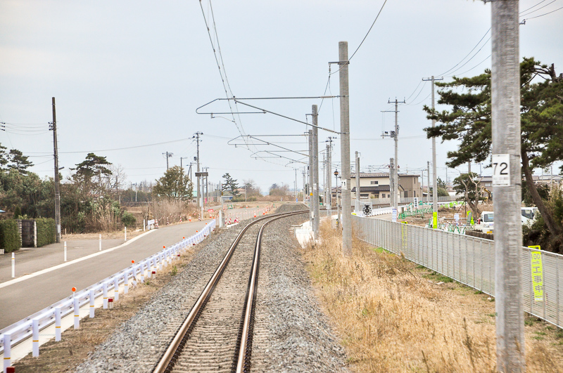 浜吉田駅から駒ヶ嶺方に約800m程の地点にある新線への切り替え部分。旧線は直線で、正面の木立が開いている所へと延びていた。