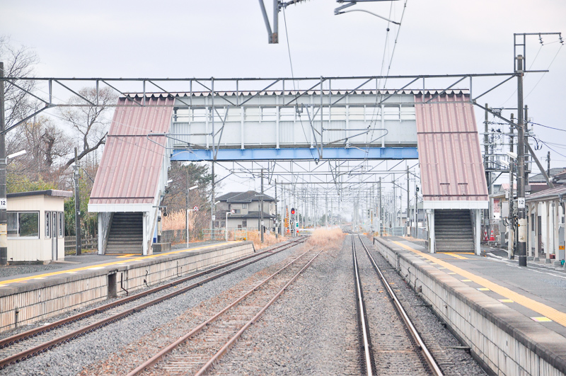 上り電車が浜吉田駅へ岩沼方(北側)から進入。レールがずっと先まで光っているのが確認できる。