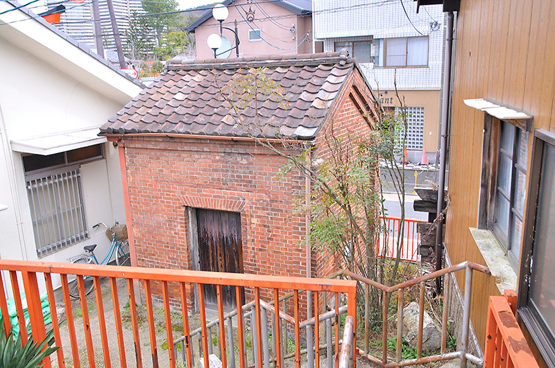 ランプ小屋は下り線プラットホーム奈良寄りの外側に建っている。