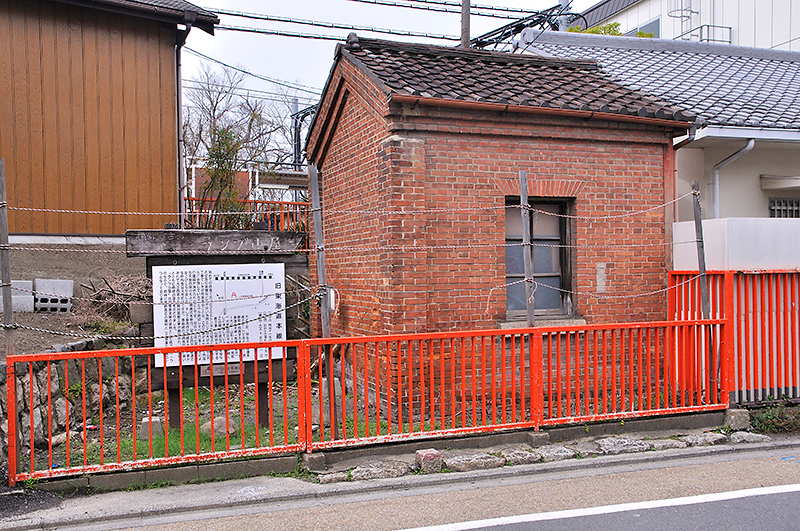左が奈良方で、こちらの妻面の壁はレンガ積み。