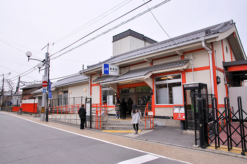 稲荷駅の駅舎。左手の奈良寄りにランプ小屋が見える。