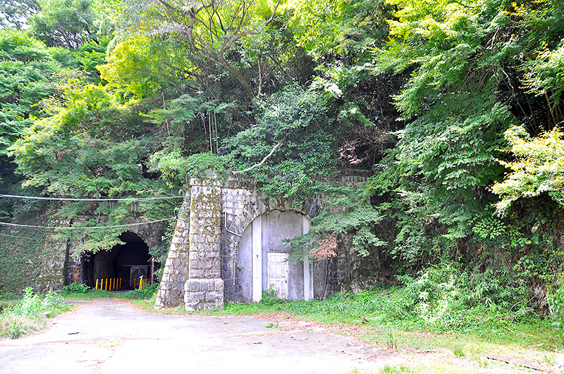 『逢坂山隧道』の大津駅側坑門跡。左側が1880年に開通した方の隧道。