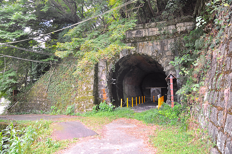 左側のトンネルの奥には扉があり、その中は京都大学の地殻変動の観測に使われているとのこと。