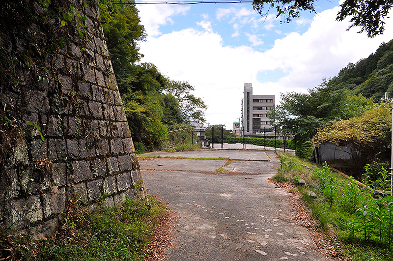 上の地点から180゜反対側を向いた眺め。画面中央のビルの右脇に旧線跡でもある国道1号が通っている。国道1号は右手さらに先の大津駅南側をも通っており、市街地の眺めからは、琵琶湖の湖面からかなり上がってきているのが解る。