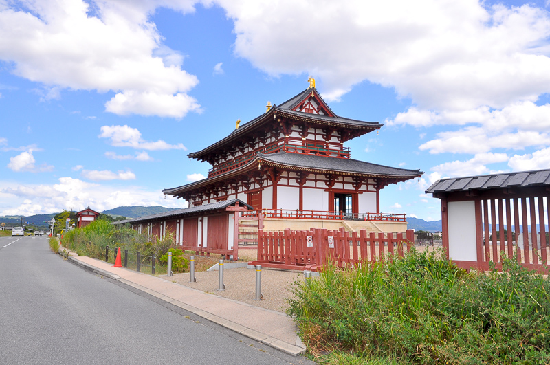 大和西大寺駅北口前から県道104号線を東へ800m程進んだ場所に平城宮の北側の入口がある。建造物は第一次大極殿。