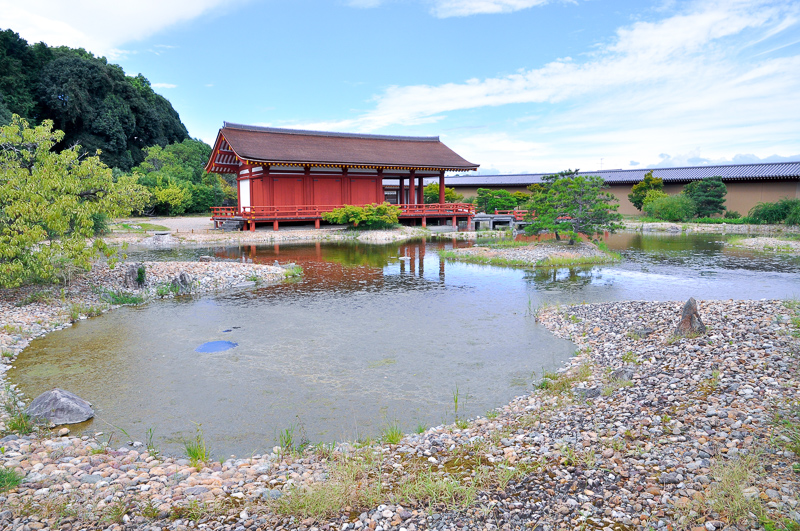 上写真の築地塀の向こうにあるのがこの東院庭園になる。