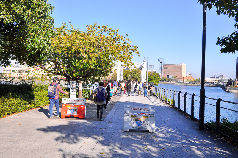 汽車道の桜木町駅側の入口。ここから装飾レールの区間が始まる。