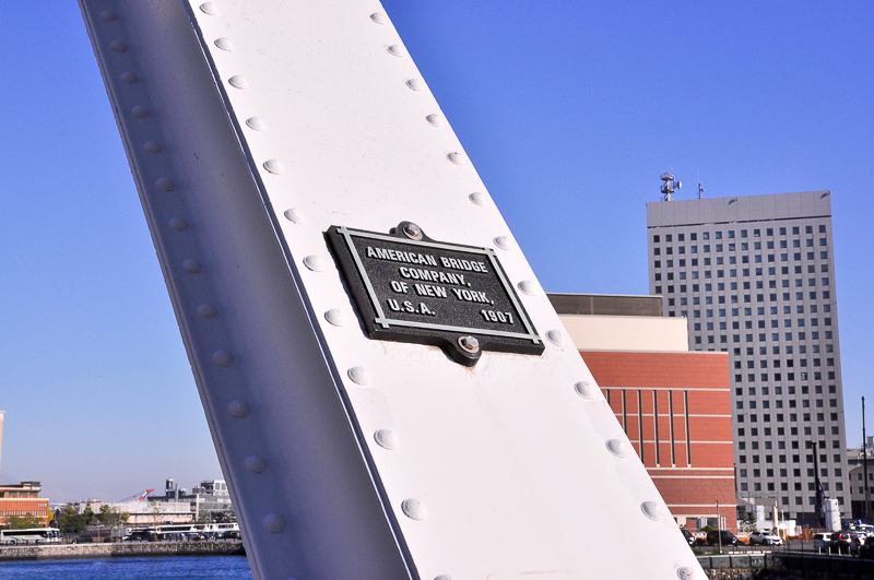 プラットトラスの橋門構に貼られている「アメリカン・ブリッヂ・カンパニー」の銘板。かなりキレイなプレートだ。