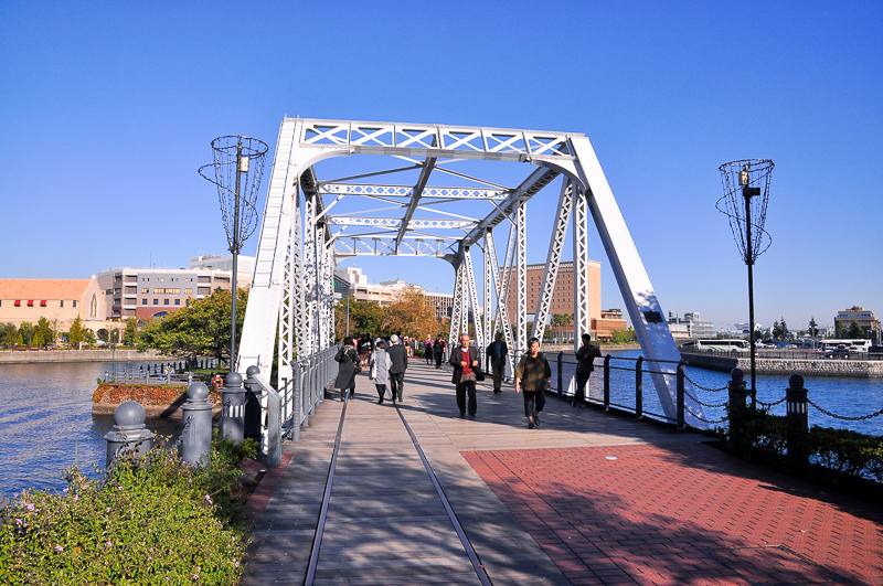 上の地点から150m程横浜港駅方にある港2号橋梁の東横浜駅寄り。こちらの橋は下路式プラットトラス橋梁のみで、港1号橋梁と同じく1907年(明治40年)にアメリカン・ブリッヂ・カンパニーで製作され、1909年に架設された。