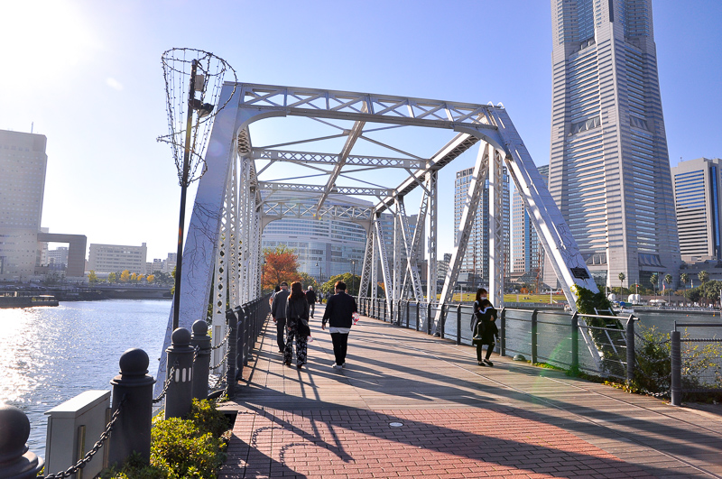 港2号橋梁の横浜港駅寄りの橋門構。右に横浜ランドマークタワーが見える。