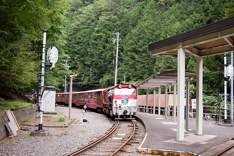 井川駅。井川線の終着駅で、海抜686mにあり、静岡県内の普通鉄道の中ではもっとも高い駅になる。