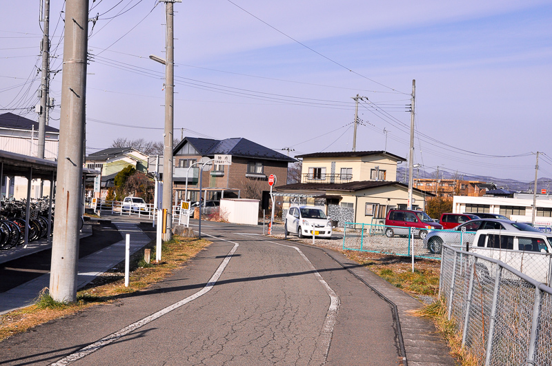 上の場所から反対北側を向くと、軽便鉄道の線路跡らしいカーブの道が続いている。