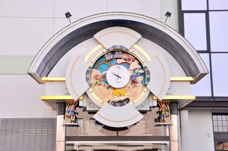 上の壁画の左にあるからくり時計。宮澤賢治の童話「銀河鉄道の夜」がモチーフとのことで、SL列車が一周する。開くのは10時～22時の毎正時。
