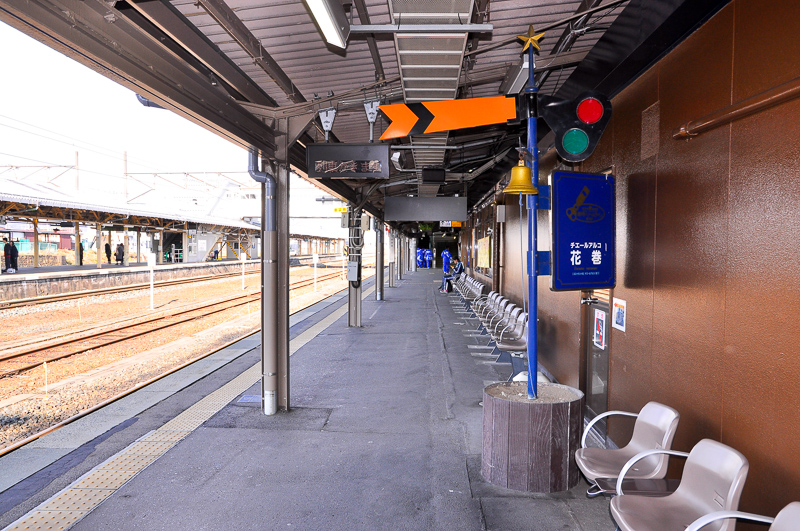 JR花巻駅1番線プラットホームに立つ腕木信号のオブジェ。宮澤賢治の童話「シグナルとシグナレス」がモチーフになっているものと思われる。
