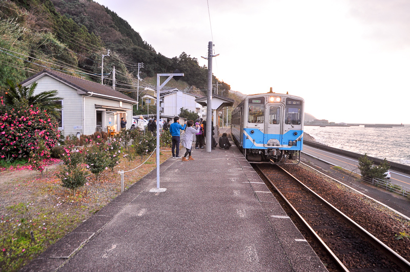 JR予讃線 下灘駅の松山寄りからの宇和島方の眺め。海面の状態は撮影当日の時刻的にはほぼ平均潮位時。