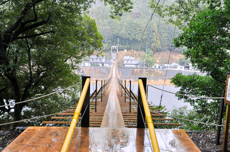 西岸からの吊り橋の眺め。桁の垂れ具合が渡る時の不安感を増幅させてくれる。ちなみに記者が訪れたのは雨の日だったが、やはり雨天時には板上がヌルヌルになるので渡るのはお勧めできない。