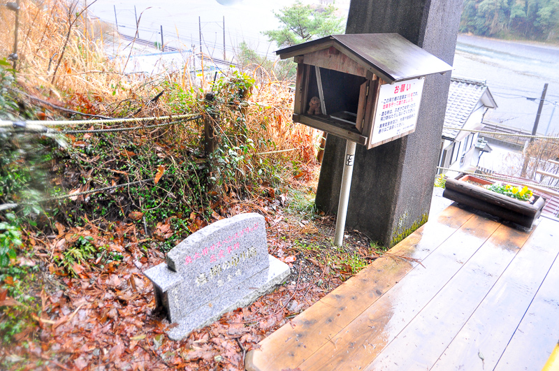 東岸の主塔下にあるこの橋の名前の石碑。通称の「塩郷の吊り橋」の他に「奥大井サスペンスブリッジ」「恋金橋」の愛称もあるとのこと。ちなみに正式名称は「久野脇橋」なのでかなりややこしい。