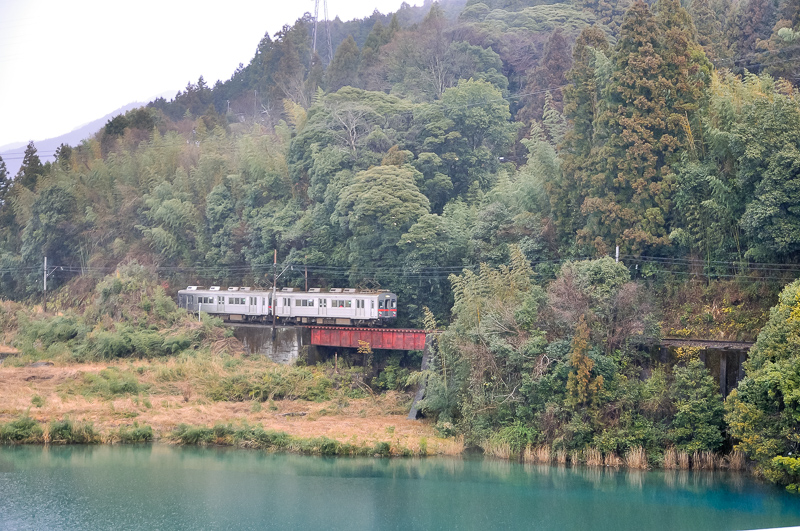 せっかくなので、上の写真を撮影した同じ地点から上流方を向いて同列車を後追いで捉えた写真も載せておこう。