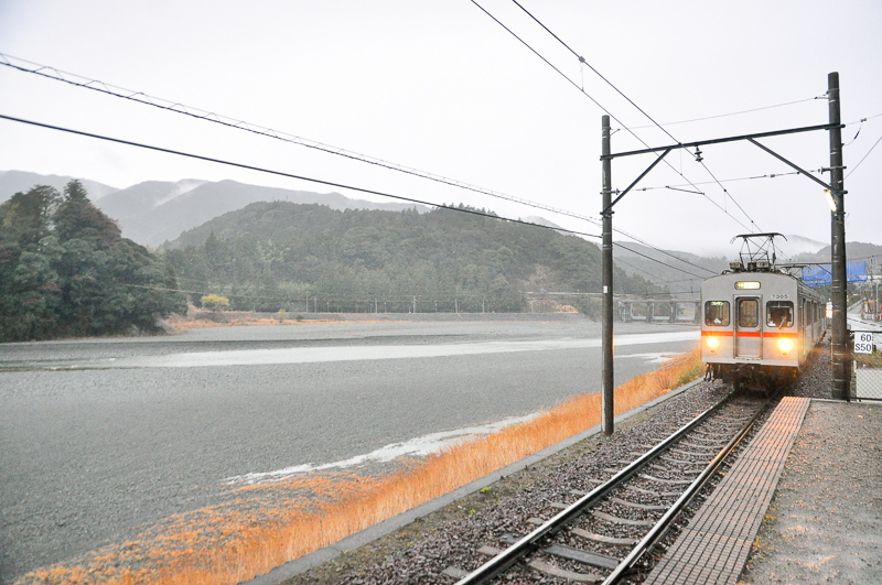 塩郷駅から千頭方の北側を眺めると「塩郷の吊り橋」が見える。車輛は7200系モハ7305等の2連。