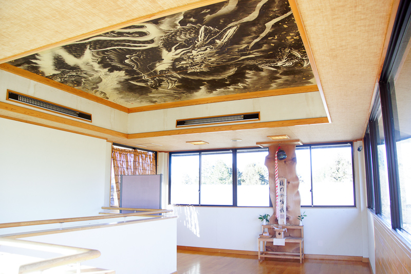 展望室の天井には吉原北宰先生が描いた作品『龍門の鳴龍』が展示されている。