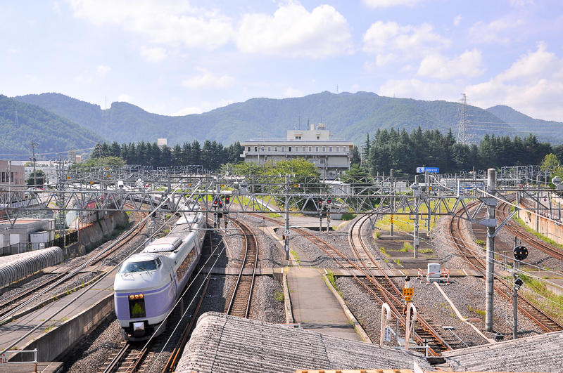 塩尻駅へ中央東線 新宿方から進入する351系使用の特急「スーパーあずさ」。駅移転前日の1982年5月16日までは、この線路は篠ノ井線だったことになる。