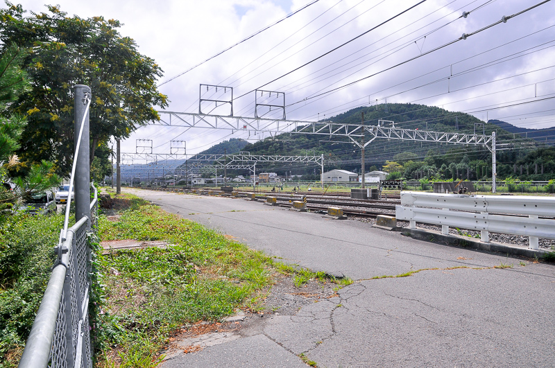 旧駅前広場から旧駅跡を覗いてみた。貨物ホームであったであろう土地を嵩上げした部分が残っていた。