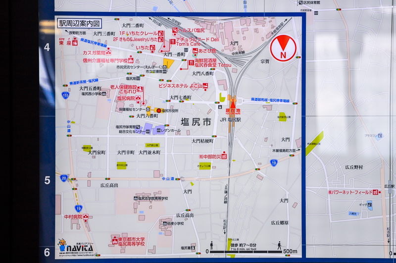 駅にあった周辺案内図。下が北になっているので解りづらいが、中心線の上方が旧塩尻駅(塩尻大門)になる。