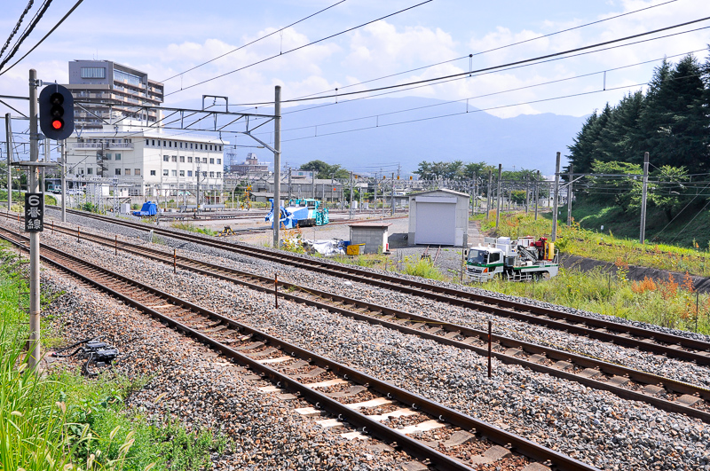 塩尻駅西口から南方向へ300mくらいの地点から短絡線を眺めたところで、右がそれ。手前は中央西線。デルタ線の中は「塩尻機関区」ということになっているが、観た限りでは保線の基地として使用されているように見受けられる。