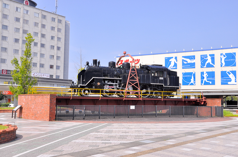 福知山駅南口公園のシンボルとなるSL「C11 40」は、転車台とともに展示されている。