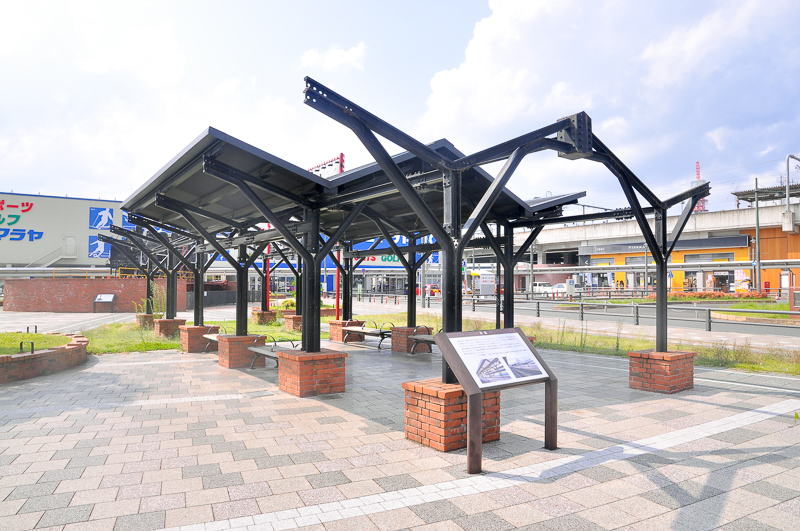 公園内に建てられた東屋の鉄柱は、2005年まで福知山駅のプラットホームの屋根を支えていた古レールを流用している。写真は東方からの眺め。