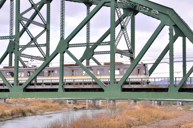 単純トラス橋としては1径間 日本最大スパンの 鉄道旅のガイド
