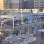 新幹線の高架を走る私鉄電車